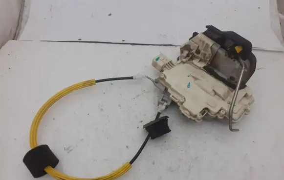 Audi A6 S6 C6 4F Rear door lock 4F0839016