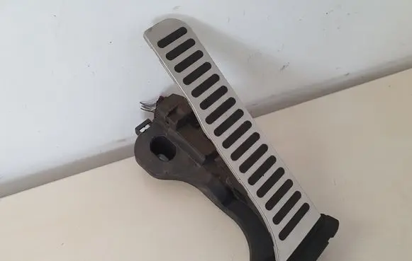 Accelerator throttle pedal