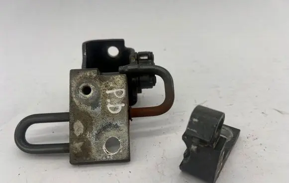 Audi A6 S6 C6 4F Front door lower hinge 8E0831412E 8E0831402B