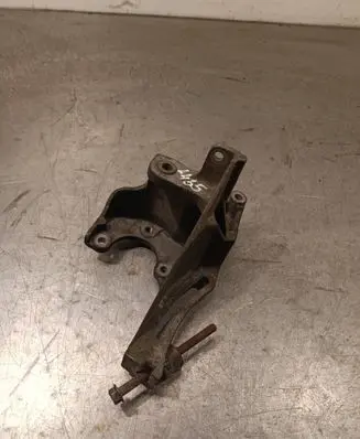 Engine mounting bracket