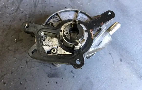 Mercedes-Benz E W211 Vacuum pump A6422300065