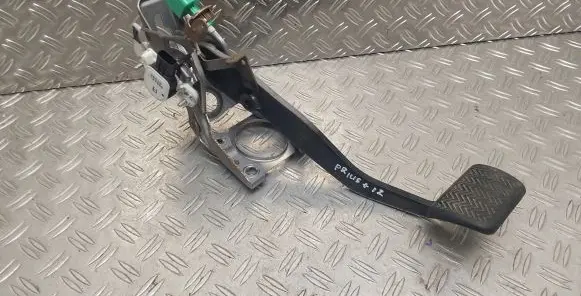 Toyota Prius+ (ZVW40) Brake pedal 8951047050