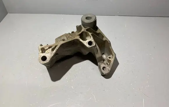 Volvo V70 Engine mounting bracket 30681951