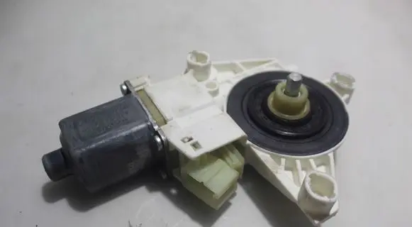 Mercedes-Benz C AMG W204 Front door window regulator motor 0130822502