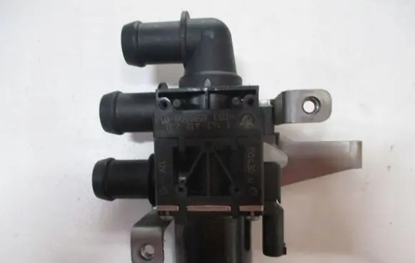BMW 1 F20 F21 Coolant heater control valve 8572508