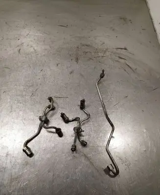 Toyota Avensis T250 Fuel injector supply line/pipe 