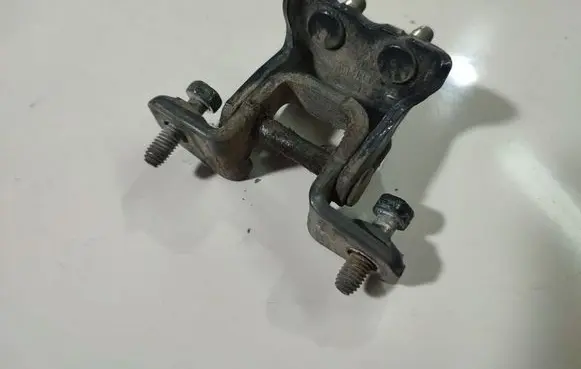 Mitsubishi Grandis Front door upper hinge 