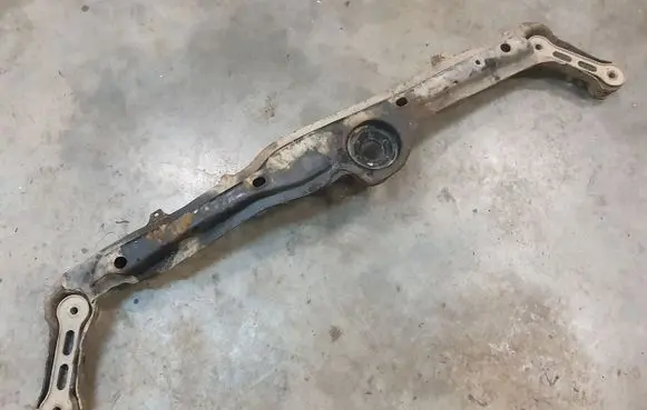 Volkswagen Golf III Engine mount bracket 1H0199200M 1H0199200P