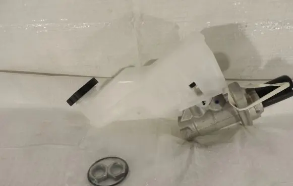 Opel Insignia B Master brake cylinder 84118583
