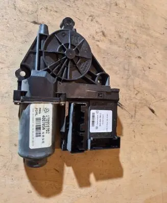 Volkswagen Touran I Front door window regulator motor 1T0959702 576L696 400785N