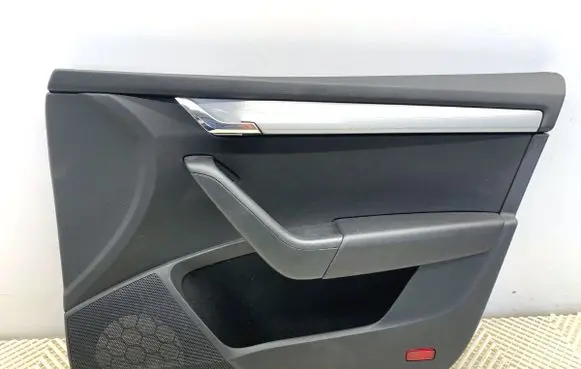 Skoda Octavia Mk3 (5E) Front door card panel trim