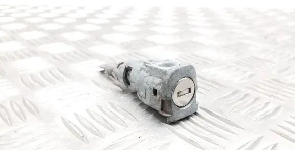 Volkswagen Tiguan Front door lock (next to the handle) 5N0837167