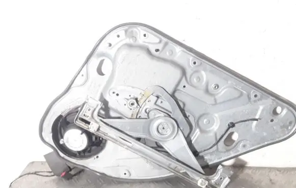 Ford Kuga I Rear window lifting mechanism without motor