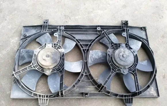 Nissan Almera Tino Radiator cooling fan shroud