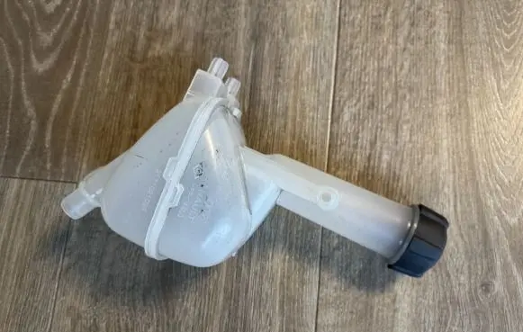 Coolant expansion tank/reservoir