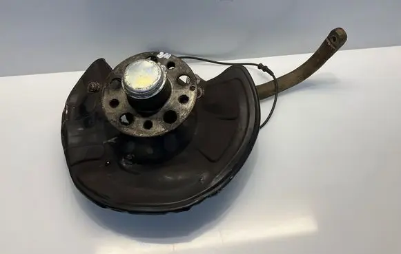 Mercedes-Benz E W211 Front wheel hub A2113306520 2113306520