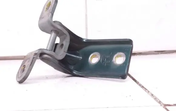 Hyundai Getz Rear door lower hinge
