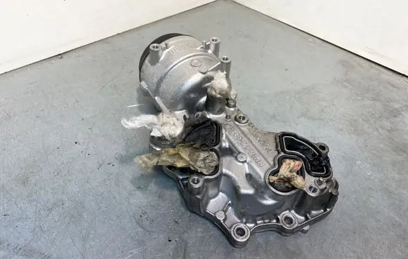 Peugeot 5008 Oil filter mounting bracket 9823532380