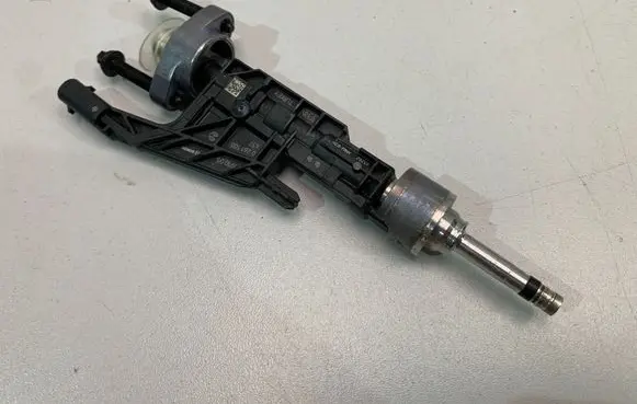 Mini One - Cooper F56 F55 Fuel injector 8656548