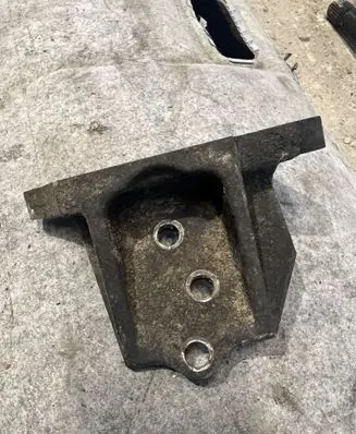 Nissan X-Trail T30 Engine mounting bracket