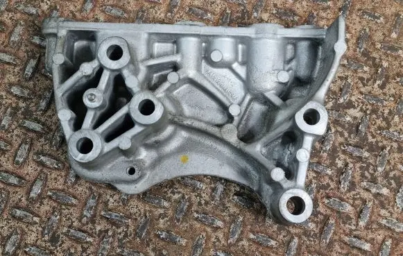 Mercedes-Benz A W177 Engine mounting bracket 112318425R