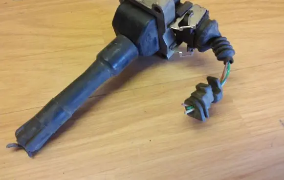 BMW 7 E38 High voltage ignition coil 1703359