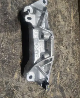 Opel Mokka B Engine mounting bracket 9813582980