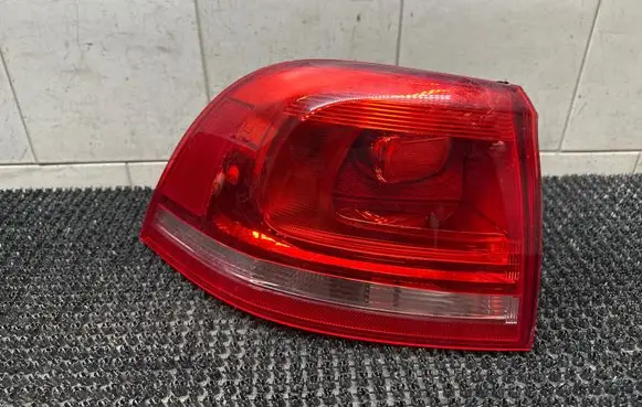 Volkswagen Touareg II Rear/tail lights 7P6945095D