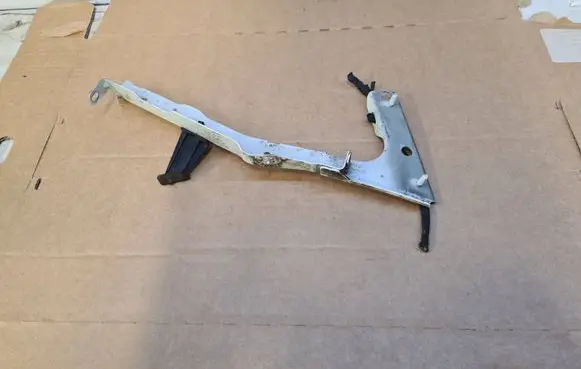 Audi S5 Facelift Fender mounting bracket 8T0821135C