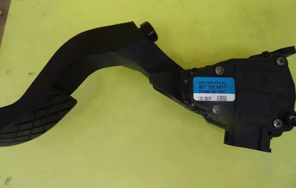 Audi A6 S6 C5 4B Accelerator throttle pedal 8D1723523F