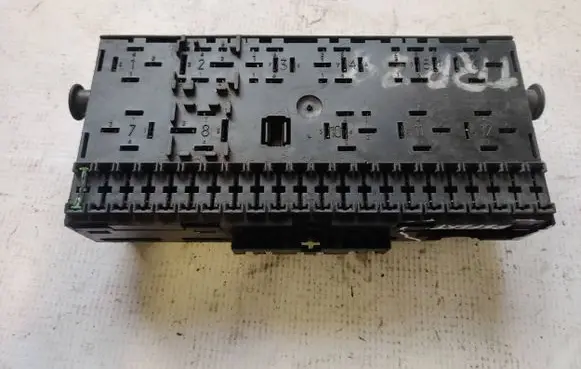 Volkswagen PASSAT B3 Fuse module 171941813D