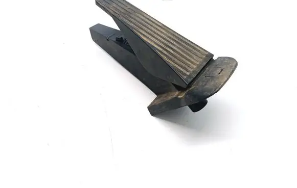 Accelerator throttle pedal