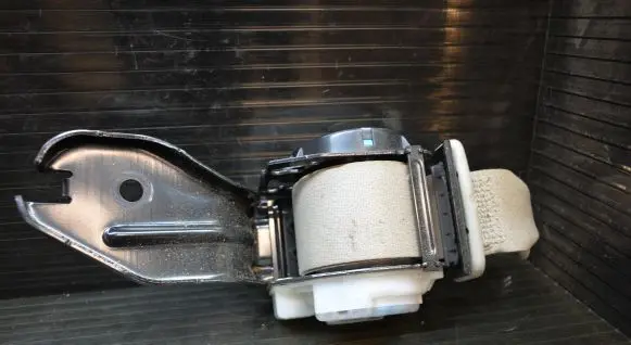 Mazda CX-7 Rear seatbelt