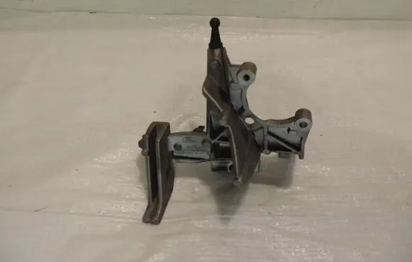 Ford Focus Engine mounting bracket F1BQ-9B470-AA