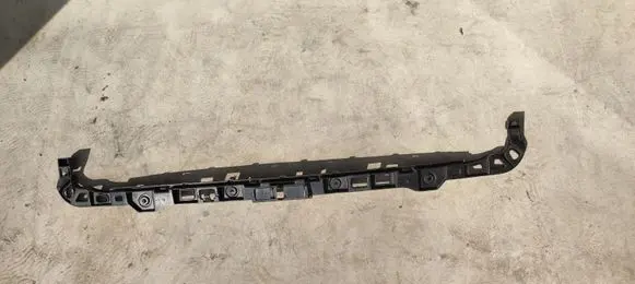 Rear bumper mounting bracket