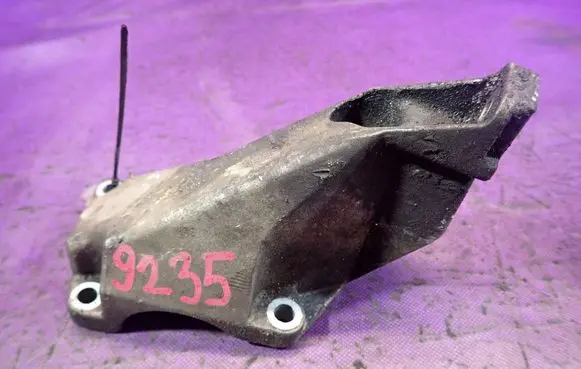 Audi A4 S4 B6 8E 8H Engine mounting bracket 8E0199307A