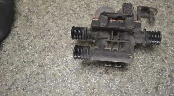 BMW 7 E65 E66 Coolant heater control valve 6906652