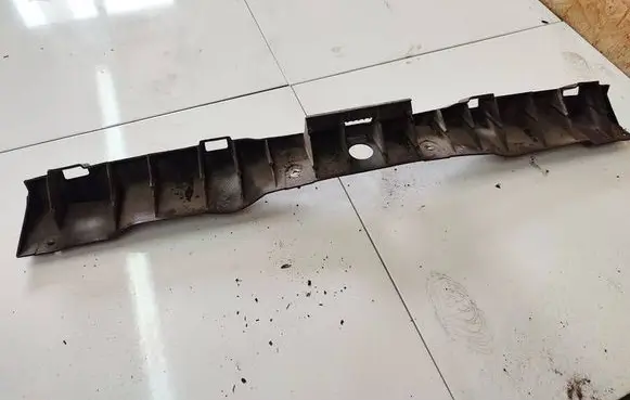 Front bumper mounting bracket