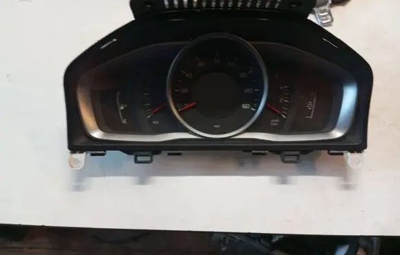 Volvo V60 Speedometer (instrument cluster) 31327751