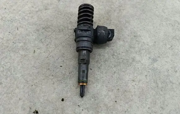 Volkswagen Golf V Fuel injector 