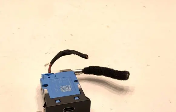 BMW 5 G30 G31 G38 USB socket connector 8711939