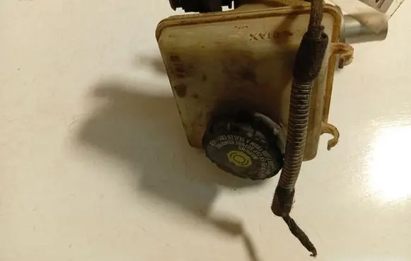 Opel Astra H Brake fluid reservoir