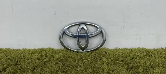 Toyota Aygo AB40 Manufacturer badge logo/emblem 90975-02195