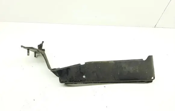 Audi A4 S4 B8 8K Fender mounting bracket 8K0821136B