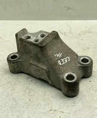Engine mounting bracket