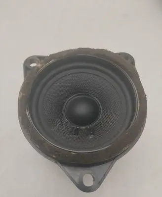 Parcel shelf speaker
