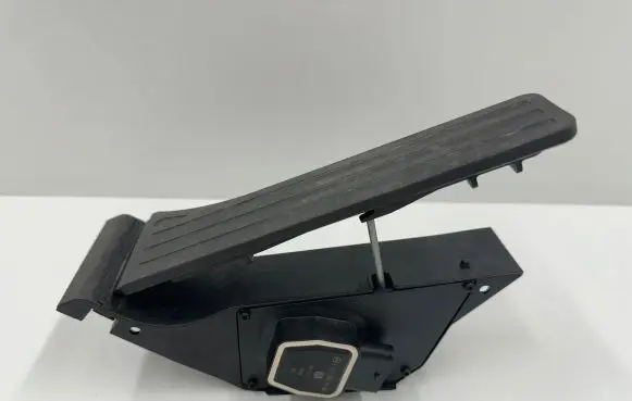 Mercedes-Benz C W204 Accelerator throttle pedal A2223001000