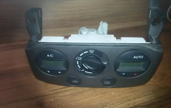 Nissan Primera Climate control unit 275109f501