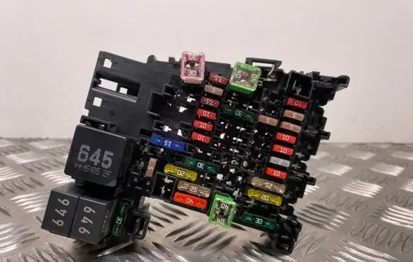 Volkswagen Golf VII Fuse module 5Q0937615C
