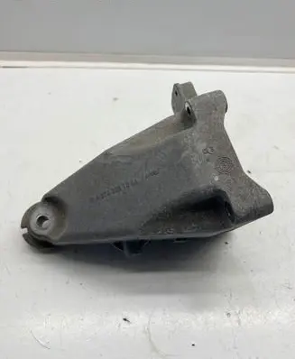 Mercedes-Benz C W205 Engine mounting bracket A2742231004